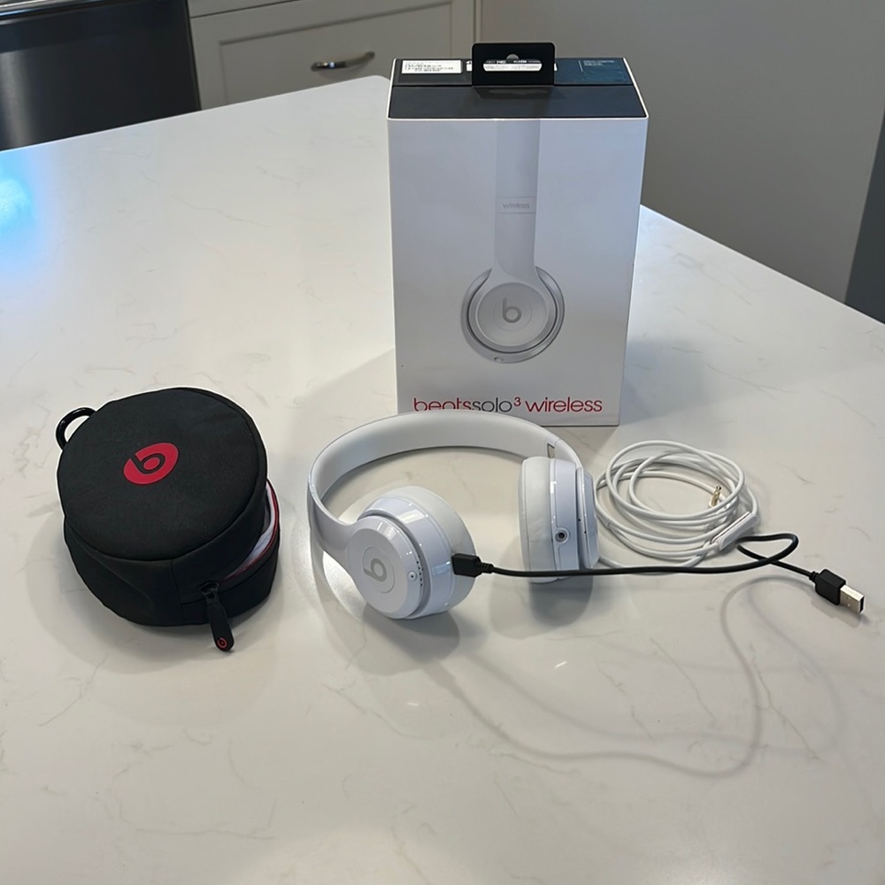 Beats solo3 wireless headphone. Like new all wires and parts